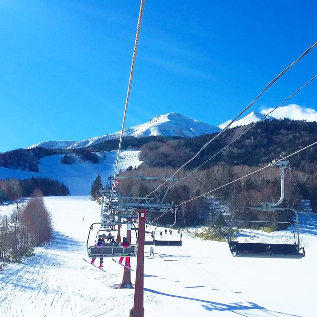 WHV in Japan: Winter jobs ski lift