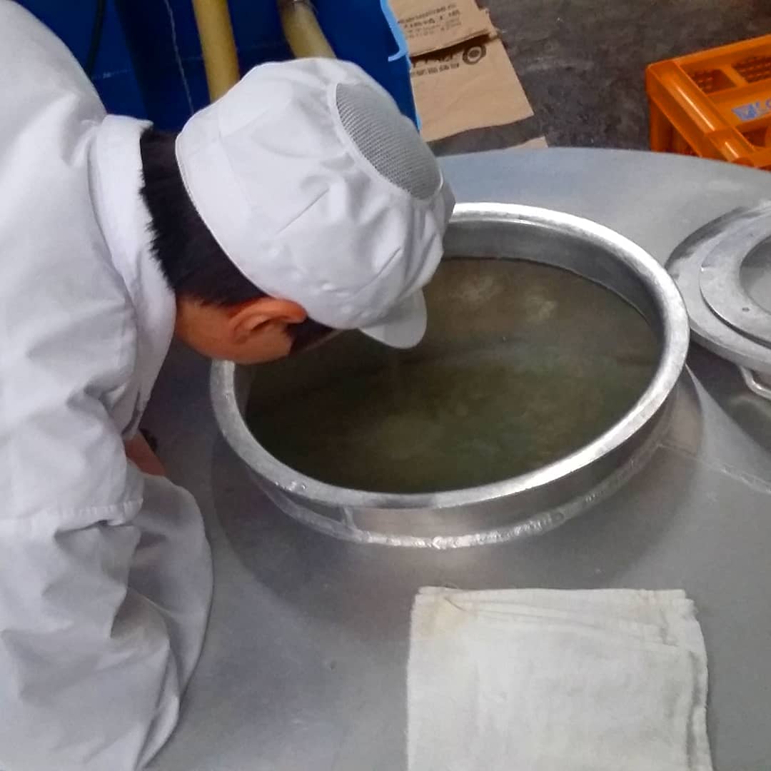 le personnel de la brasserie de saké