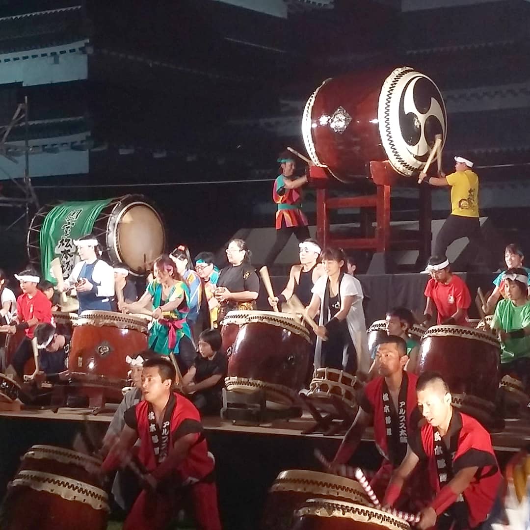 sit and enjoy the Taiko show